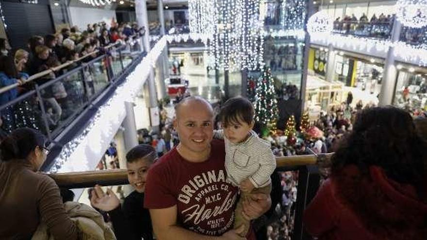 Gabriel Moreira, con sus hijos en la zona iluminada.