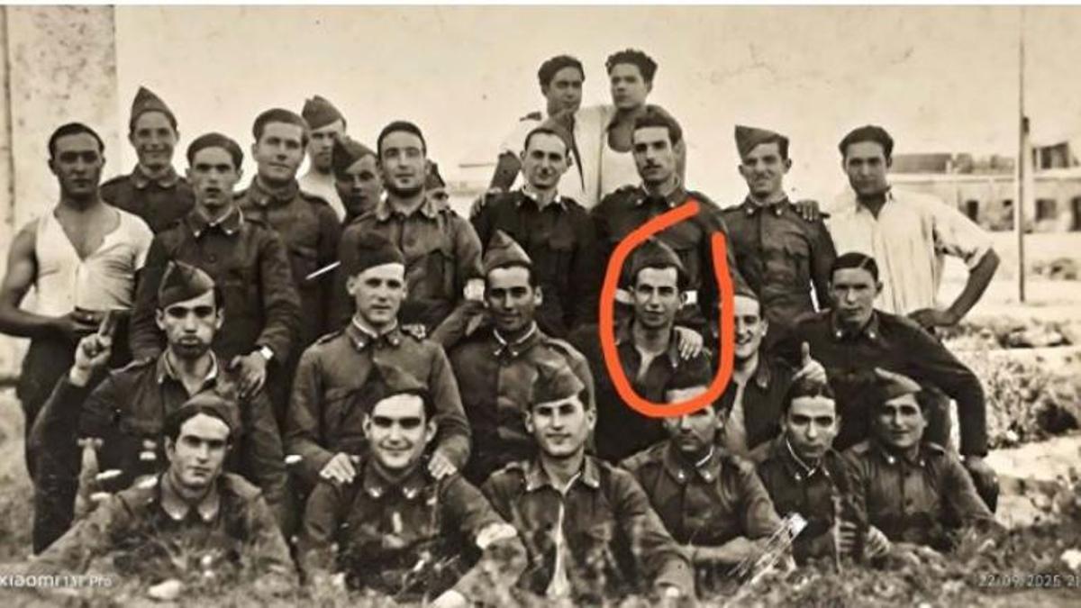 Ramon Lluch durant la guerra, amb la seva unitat