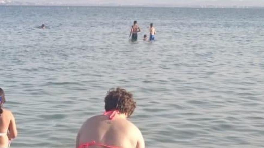 Gemma Rodríguez, en la playa, junto a su hija, con el traje de baño por el que fue expulsada.