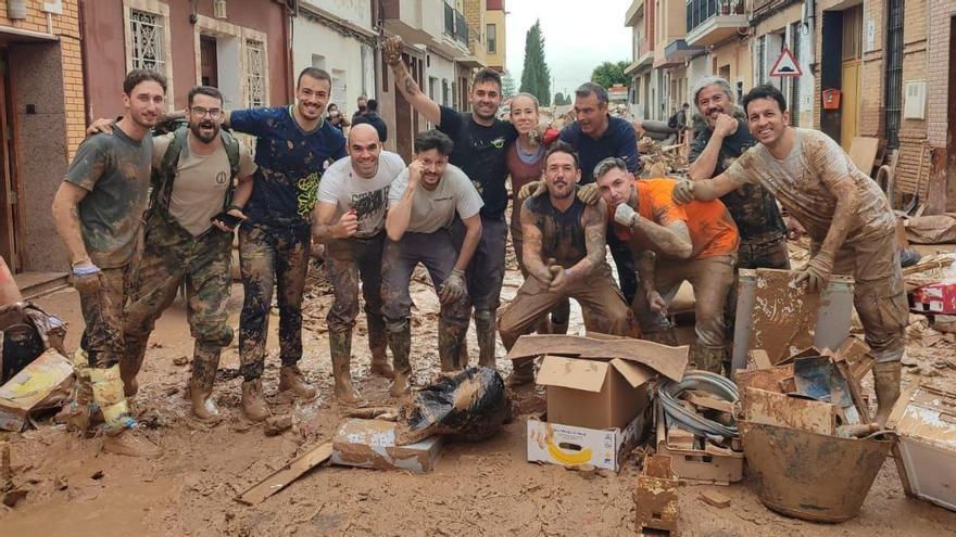 El malagueño Iván Bravo, en Paiporta, con otros voluntarios, tres días después de la DANA.