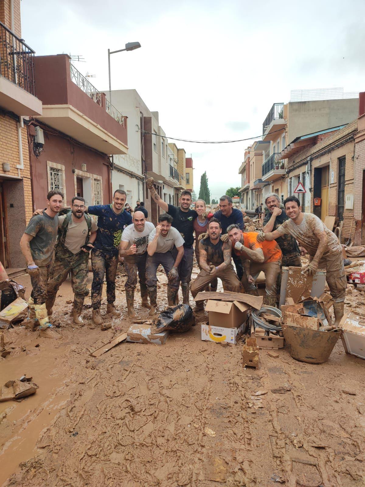 El malagueño Iván Bravo, en Paiporta, con otros voluntarios, tres días después de la DANA.