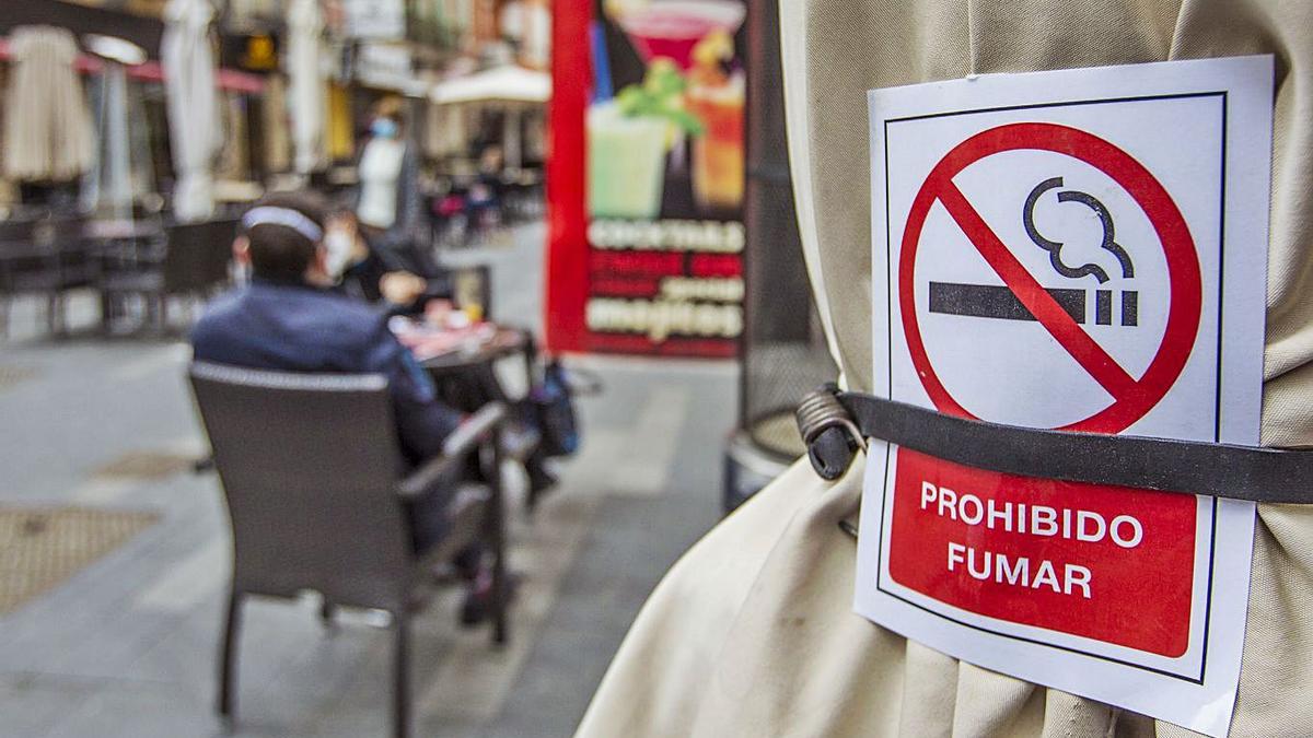 Carteles sobre la prohibición de fumar en las terrazas en distintos establecimientos