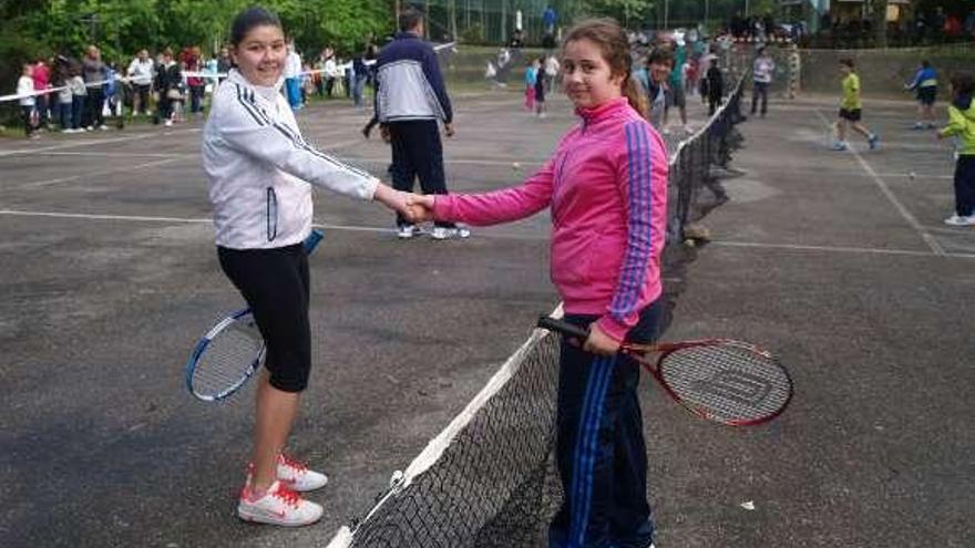 Dos participantes se dan la mano antes de un partido. // C.T.M.