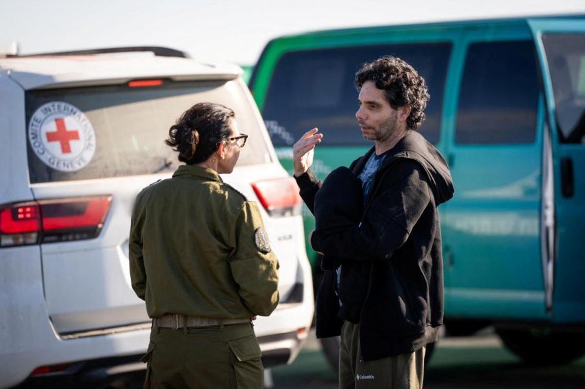 Los rehenes Yarden Bibas y Ofer Calderon junto al israelí-estadounidense Keith Siegel entran en territorio israelí