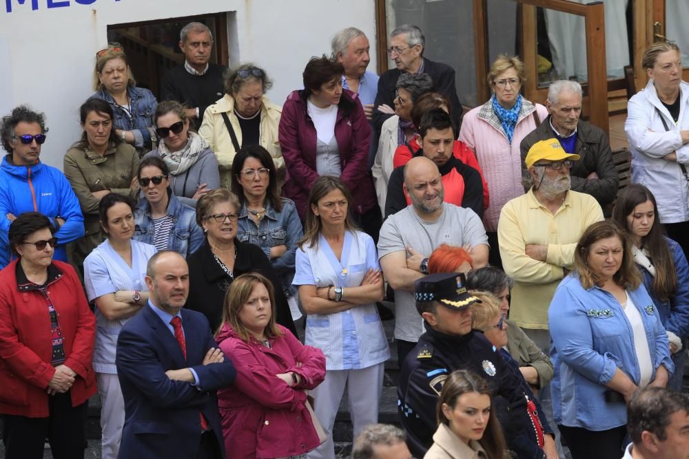 Emotivo minuto de silencio de los vecinos de Cudillero al recordar al joven fallecido David Carragal