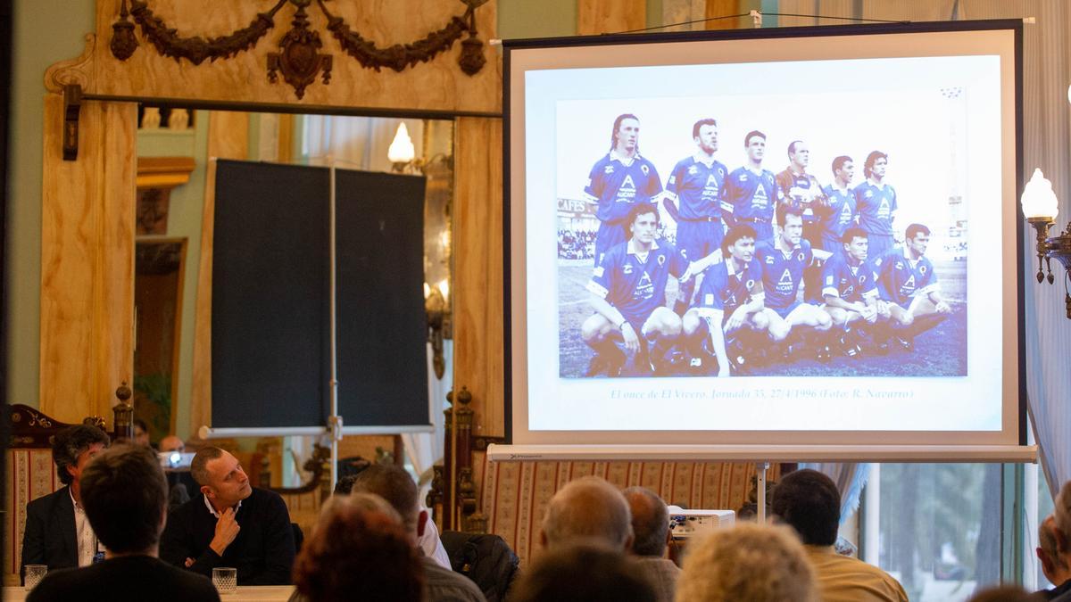 Un momento de la presentación de la ponencia en el Salón Imperio del Real Liceo Casino de Alicante con el aforo completo.