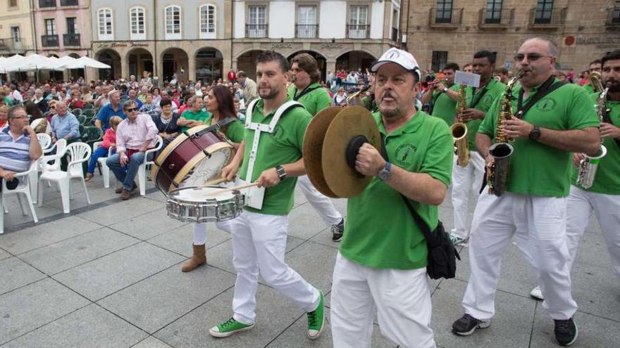 Los miembros de la fanfarria hacen su entrada en la plaza de España.