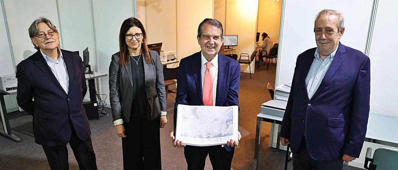 Abel Caballero muestra una copia en papel del PXOM, ayer, en la oficina del Mar de Vigo. Estuvo acompañado por Ángel Viña, María José Caride y Carlos Hernández Figueruelo