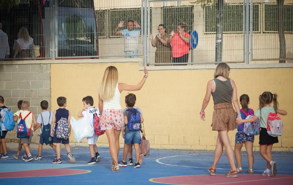 Así se ha vivido la vuelta al cole en las calles y colegios de Alicante