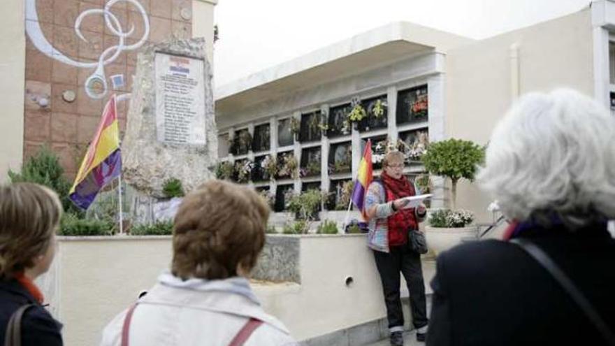 Una de las participantes en el homenaje recitando poemas en honor a los asesinados.