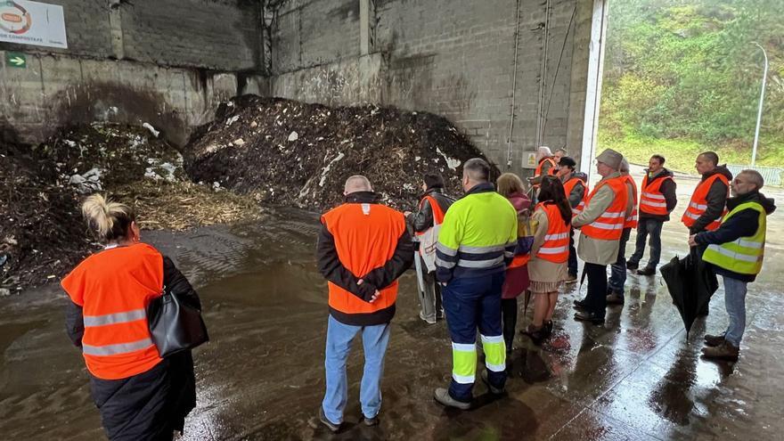 Representantes políticos y técnicos, en una reciente visita a la producción de compost en la planta de A Portela . | Santos Álvarez