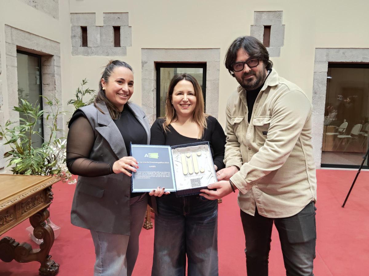 Entrega del Premio LIC, Lugar de Interés Cinematográfico, al concejo de Llanes. Priscila Alonso, Graciela Mier y Enrique Riestra