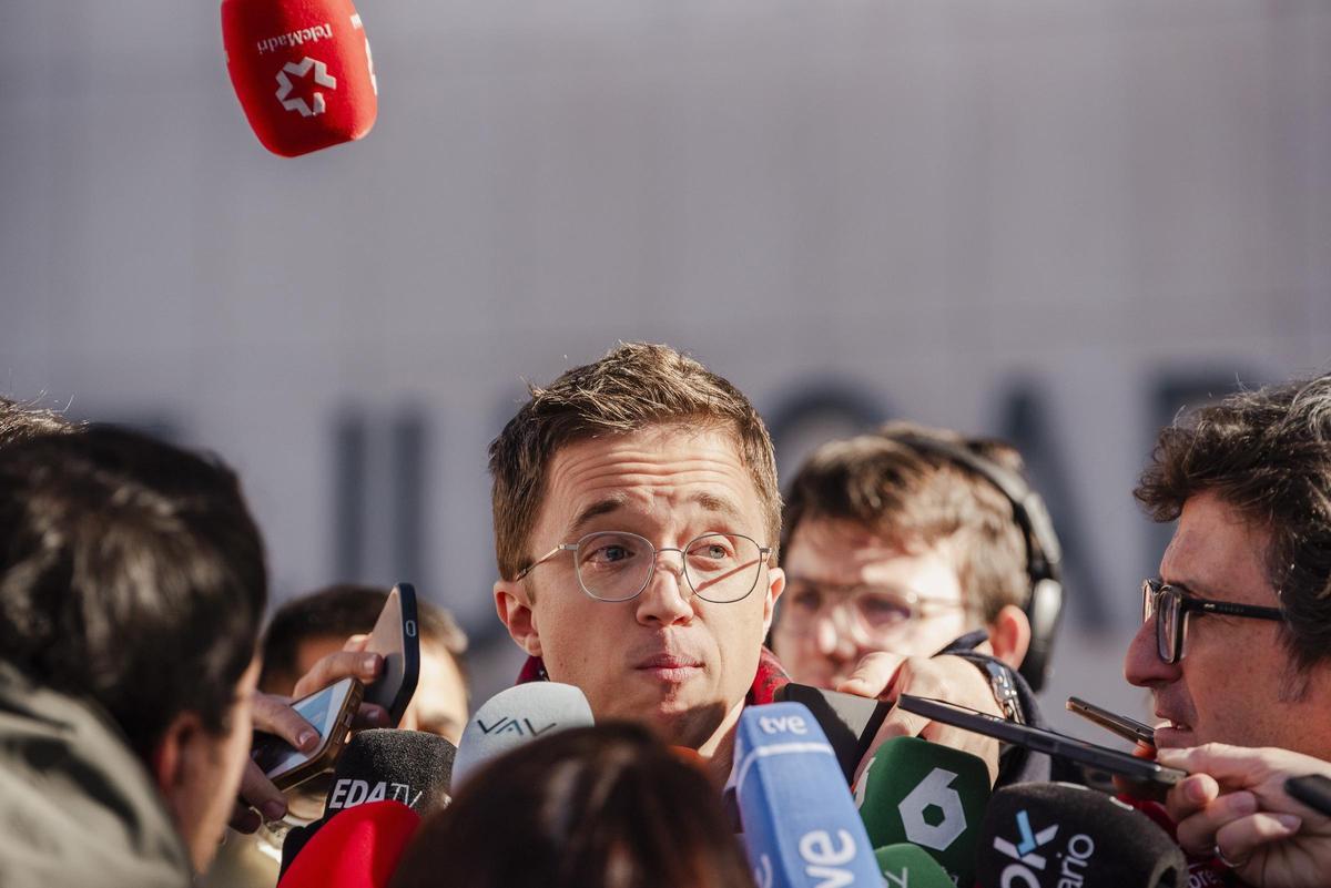 El exportavoz de Sumar en el Congreso Íñigo Errejón ofrece declaraciones a los medios tras declarar en los juzgados de Plaza de Castilla, a 16 de enero de 2025, en Madrid (España).