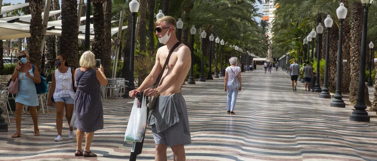 Un hombre, con el torso desnudo, por el paseo de la Explanada, en una imagen reciente