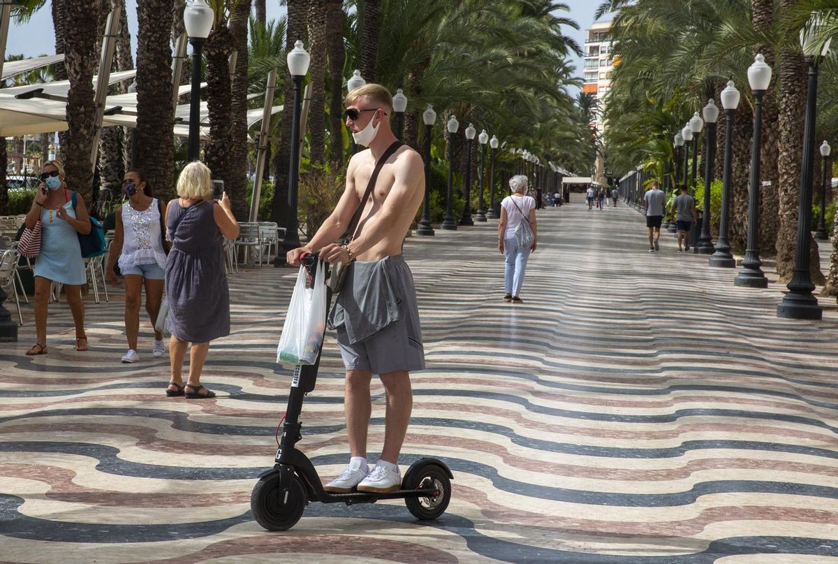 Un hombre, con el torso desnudo, por el paseo de la Explanada, en una imagen reciente