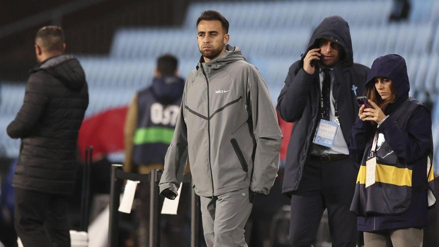 Eric Garcia sale al campo de Balaídos a inspeccionar el césped con sus compañeros.