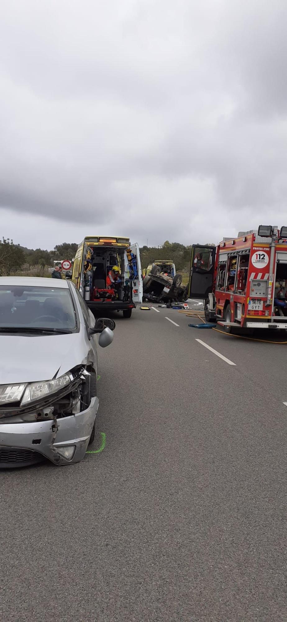 Un padre y su hijo de tres años, en estado crítico tras una colisión frontal entre dos coches en una carretera de Ibiza