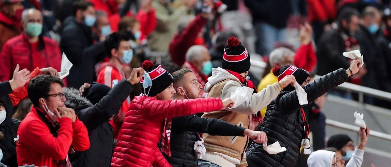 Aficionados del Benfica protestan contra su directiva.