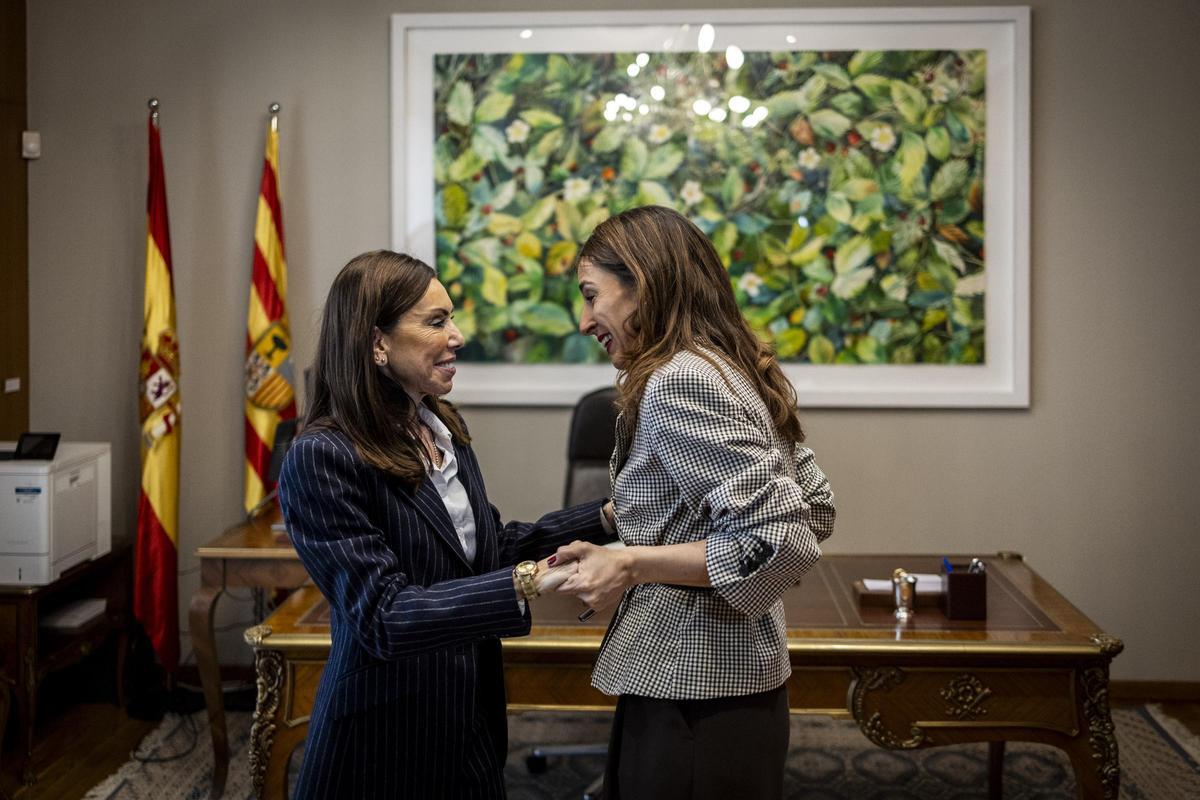 Marta Fernández, expresidenta de las Cortes de Vox cede el testigo a María Navarro, del PP, nueva presidenta de la Cámara aragonesa.