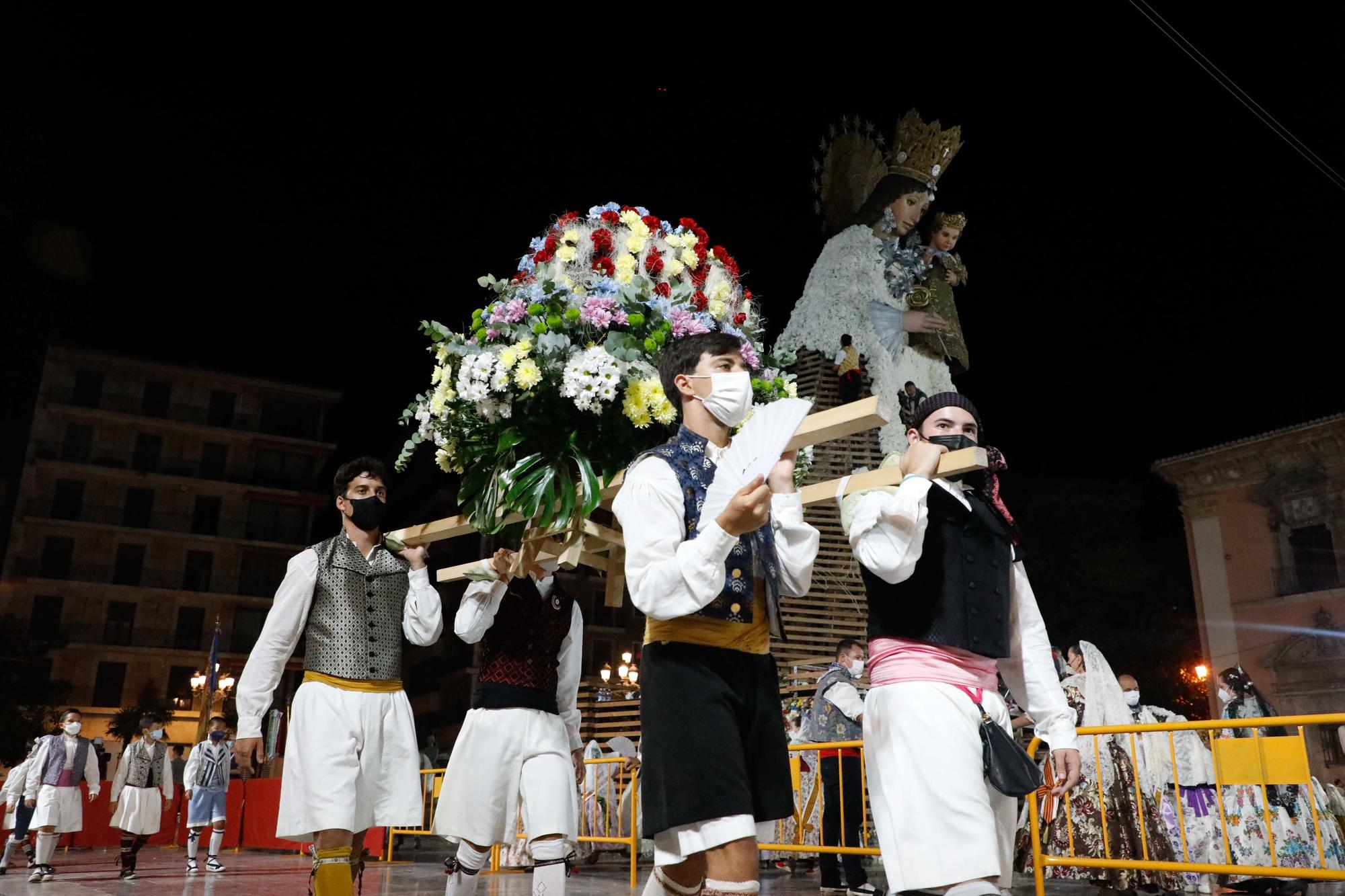 Búscate en el primer día de la ofrenda por la Calle Caballeros de las 21:00 a las 22:00