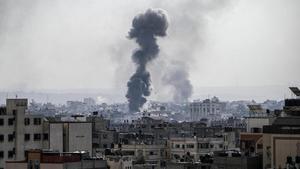 Bombardeos y destrucción en el barrio de Tel al-Hawa, en la ciudad de Gaza.