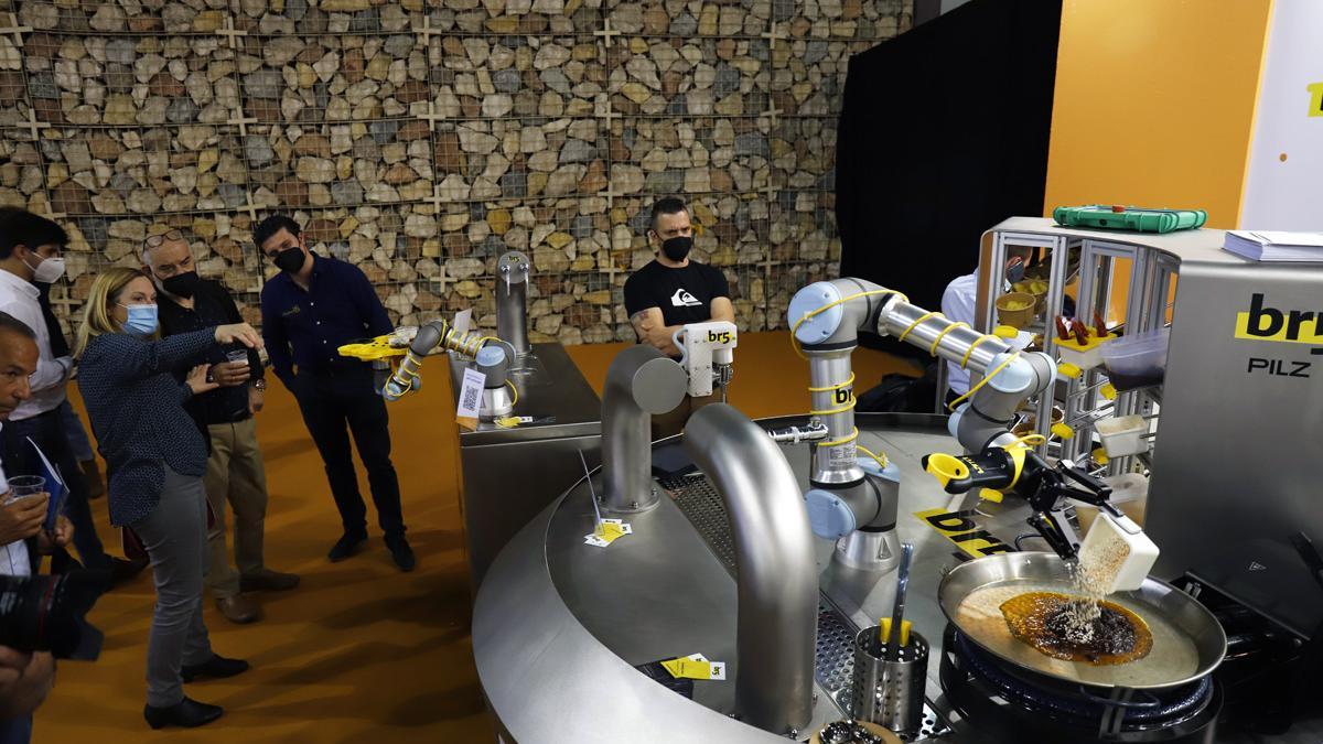 La primera paella cocinada por una robot, presentada en el Salón de Innovación en Hostelería H&T