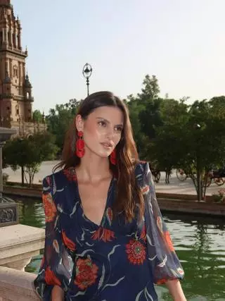 Carlota, la hija mayor de Melendi, arrasa en la tradicional la noche de 'El pescaíto' con un estilismo sofisticado y lleno de esencia andaluza