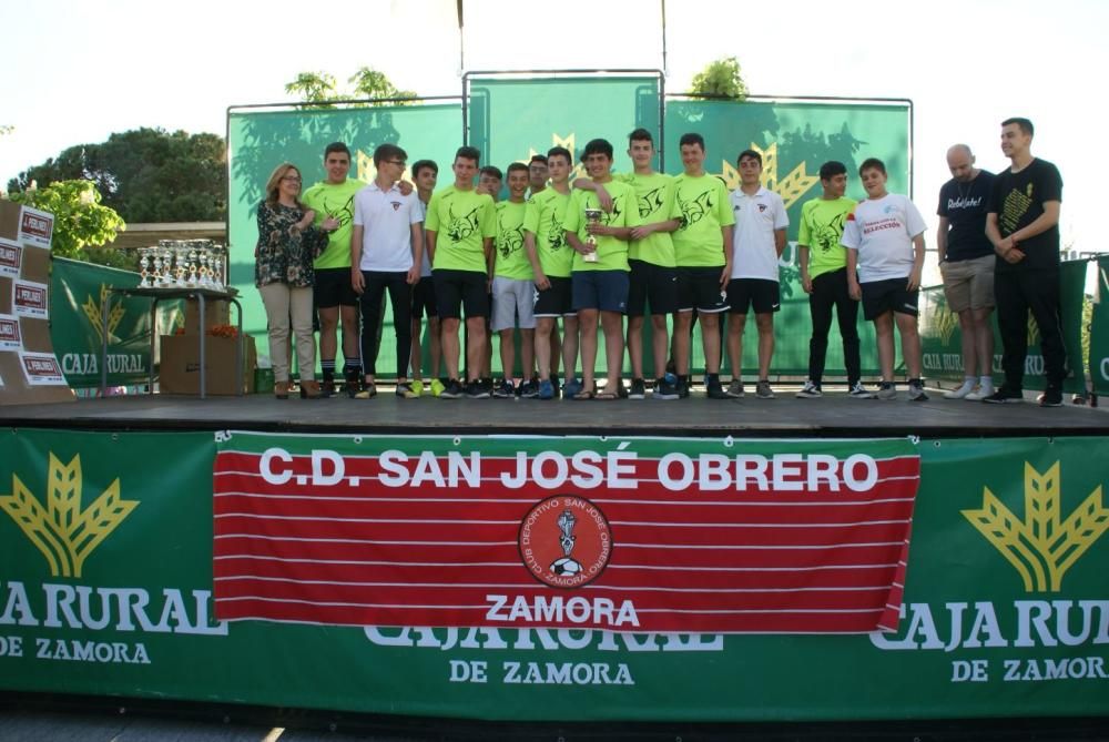 Los jugadores recogen sus medallas y trofeos.