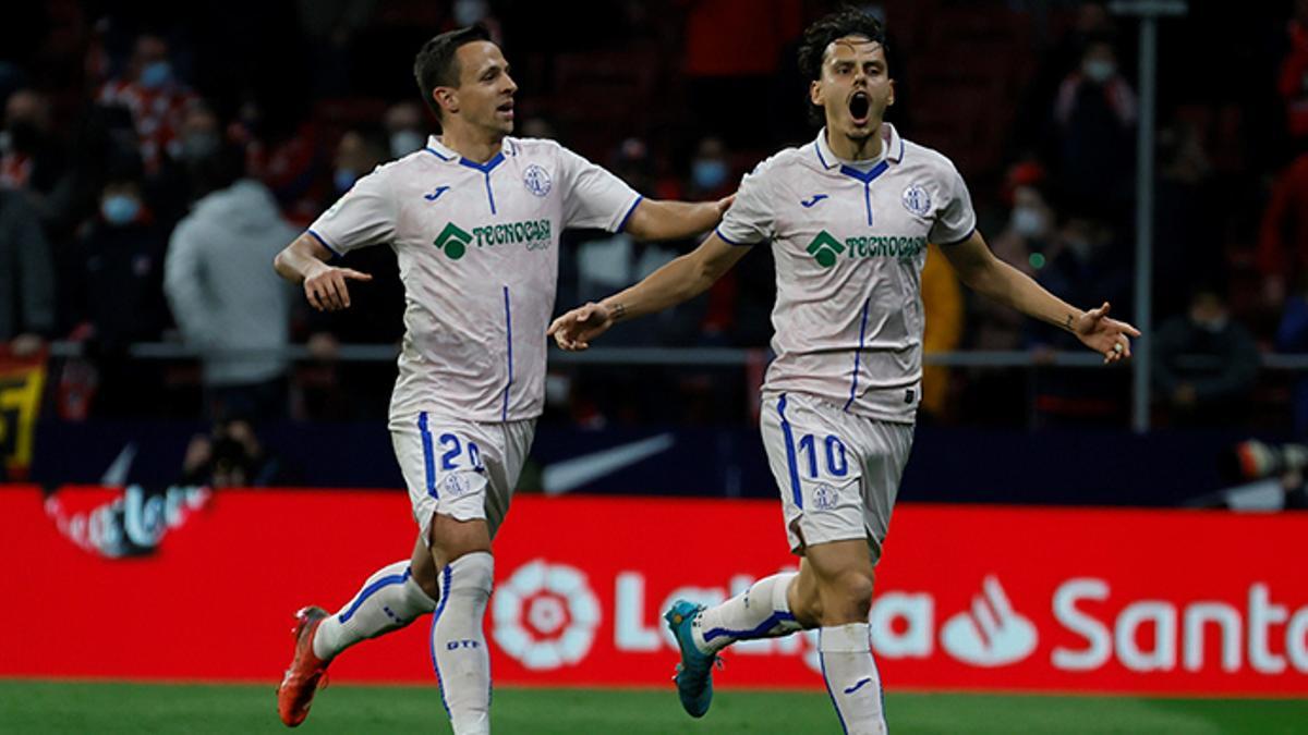 Enes Ünal (dcha.) celebra el gol al Atlético de Madrid