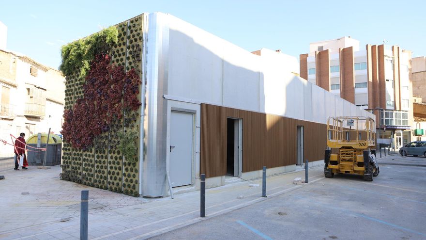 La mejora del entorno de la iglesia de San Cristóbal, en Lorca, comienza por la plaza de abastos