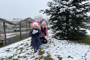Nieve en Puigcerdà, Bolvir y Bellver de Cerdanya. En la foto, una madre y su hija juegan con la nieve en un parque de Puigcerdà.