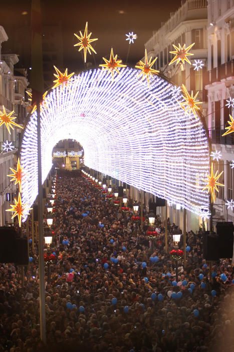 Un espectáculo de luz y sonido, actuaciones infantiles y un concierto de Siempre Así han dado la bienvenida a las fiestas en el Centro de Málaga