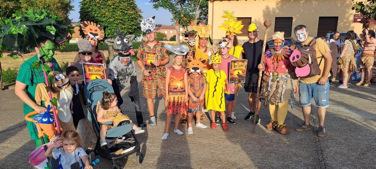 Desfile de disfraces en Arrabalde.