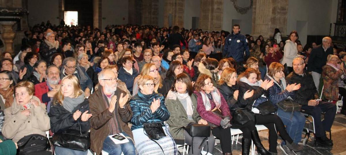 Almudena Grandes llena la Biblioteca