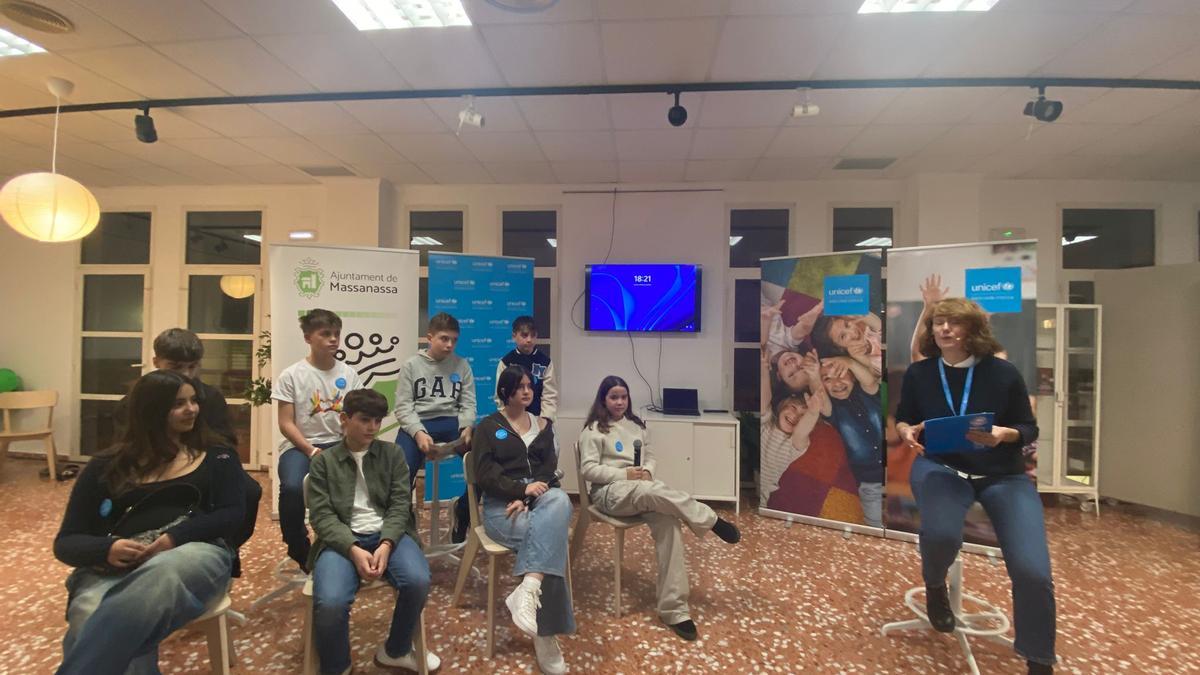 Los chicos y chicas que han participado del proyecto participativo, esta tarde en Massanassa.