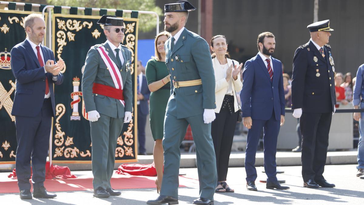 El guardia civil Francisco Rodríguez Martínez, tras recibir la Cruz de Plata de manos del general Prieto.