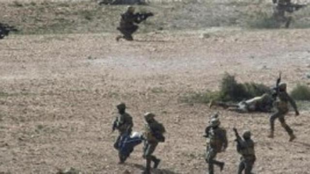 Maniobras militares en el campo de Agost.