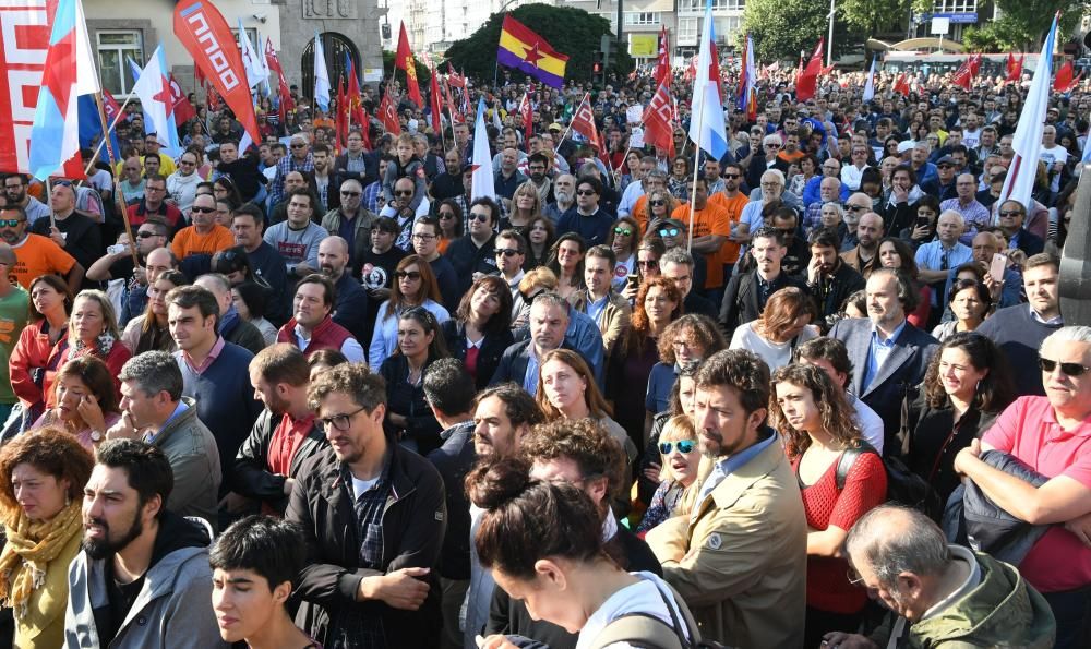 La concentración cuenta con una participación masiva - Entre los asistentes, trabajadores de la planta en Avilés y miembros de la Corporación.