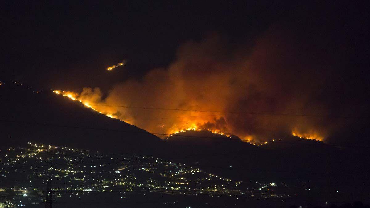 Vista nocturna de l&#039;incendi declarat aquest divendres a Màlaga