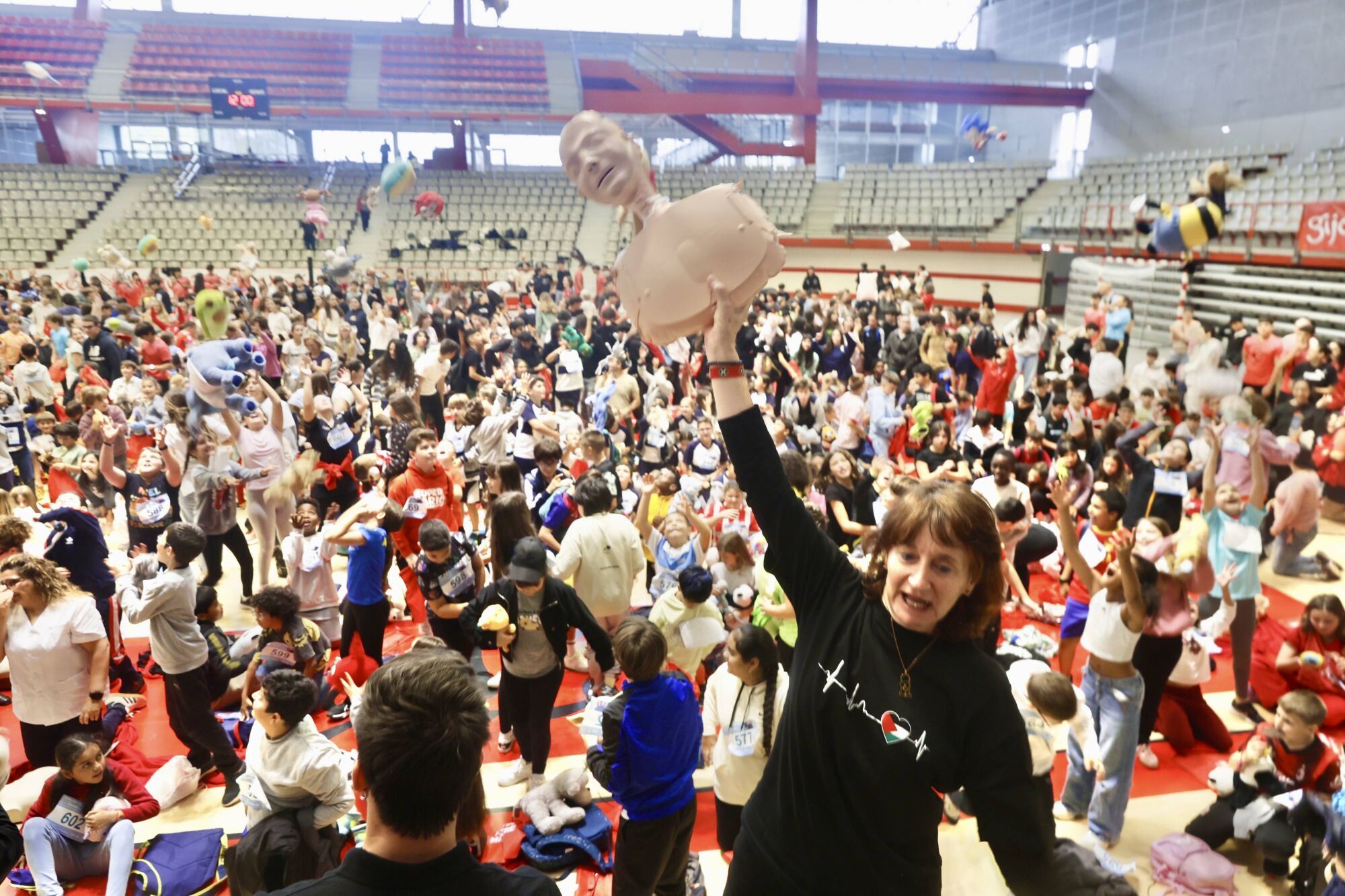 Récord de RCP simultáneo en el Palacio de Deportes. Participan centros escolares de Gijón. Pañeda