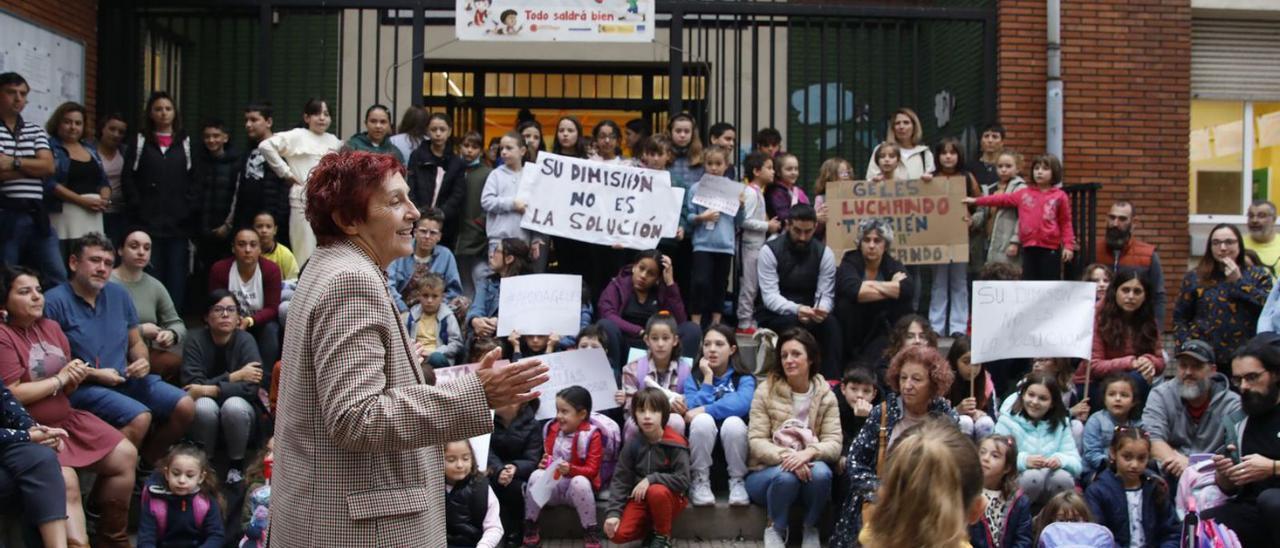 En primer término, Geles García, ayer, durante la protesta en el colegio Miguel de Cervantes. | Marcos León