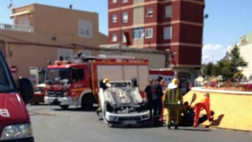 Tres heridas leves tras volcar un coche en la rotonda del Guirney