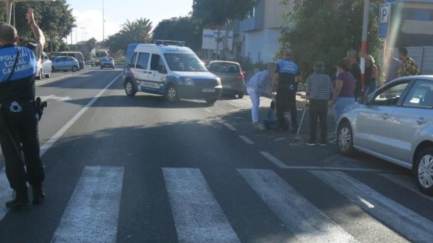 La chica, atendida por policías y ciudadanos en el paso de peatones.