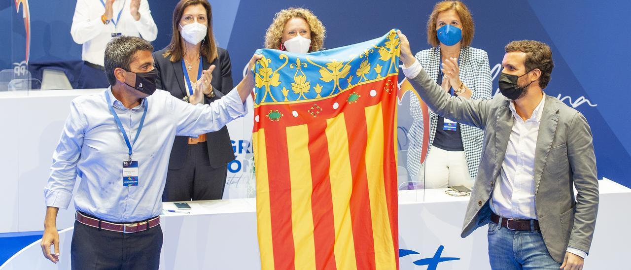 Baño de masas. Mazón y Casado, ayer, enarbolan una bandera de la Comunidad Valenciana en el congreso.