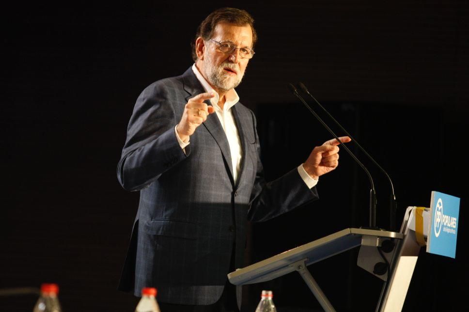 Rajoy se da un baño de multitudes en Murcia