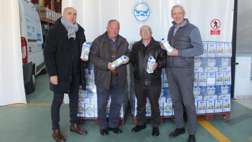 Concejales cervatos y Gaza donan leche al Banco de Alimentos