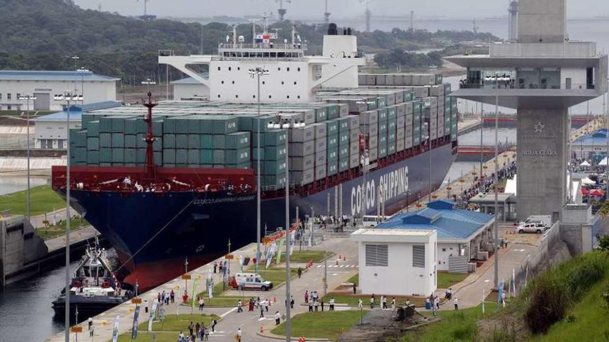 El buque chino &#039;Cosco Shipping&#039; realiza la entrada inaugural en el Canal de Panamá tras la ampliación.