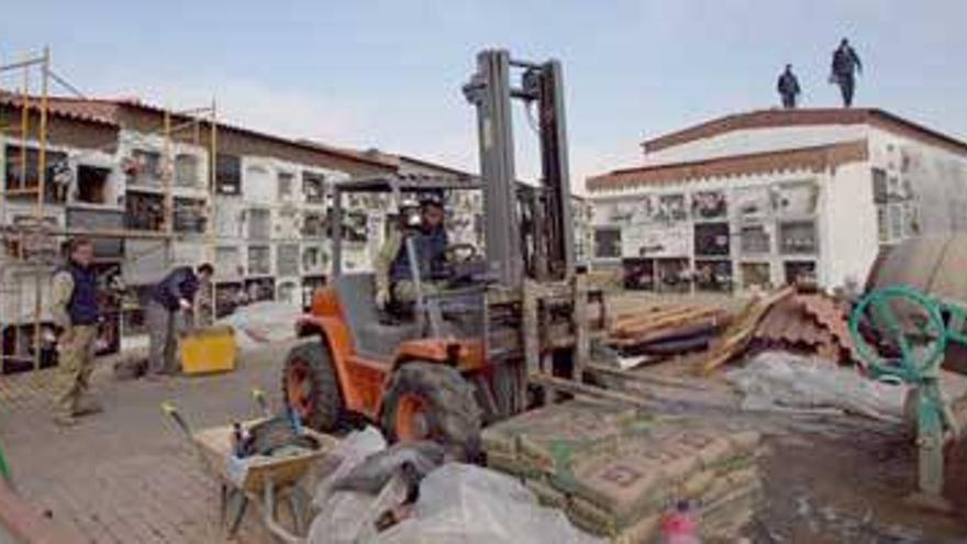 El Ayuntamiento de Badajoz tiene vía libre para abrir las tumbas en mal estado del Cementerio Viejo