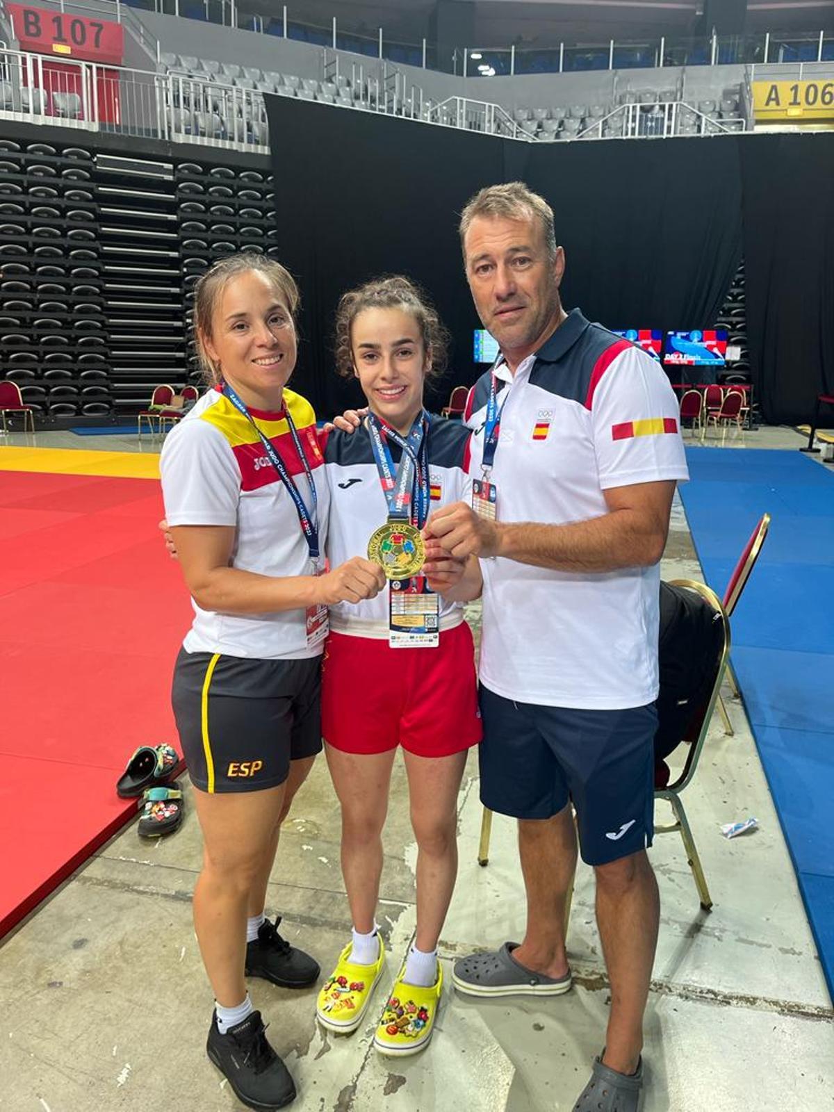 Aitana Diaz celebra su título mundial con Laura Gómez y su entrenador