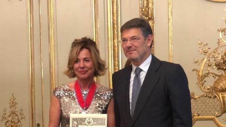 Laura Oliver recibe la distinción del ministro, Rafael Catalá.